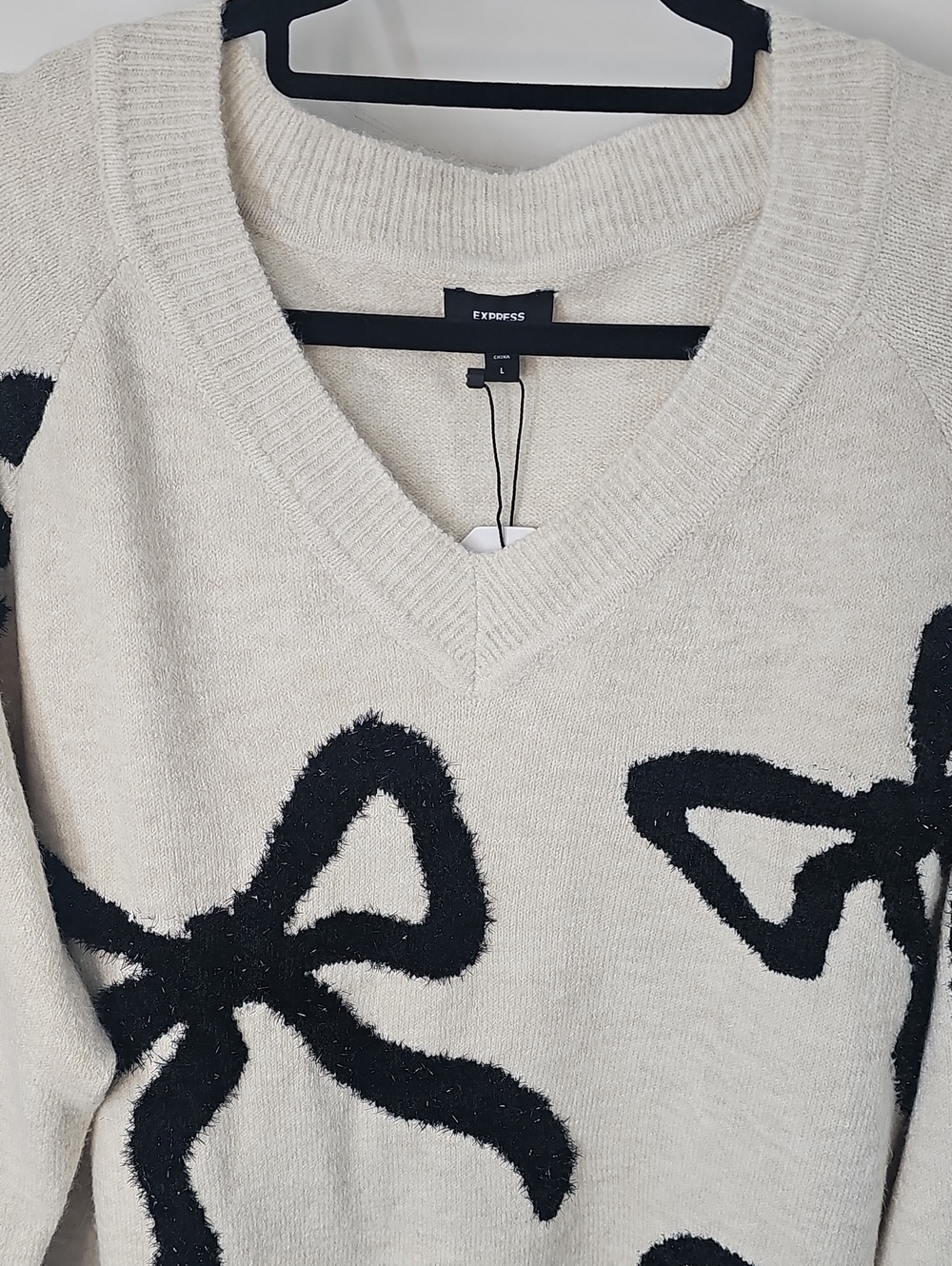 Express Cream w Black Glitter Bows Vneck Long Sleeve Sweater Sz:L Dainty - Picture 6 of 15